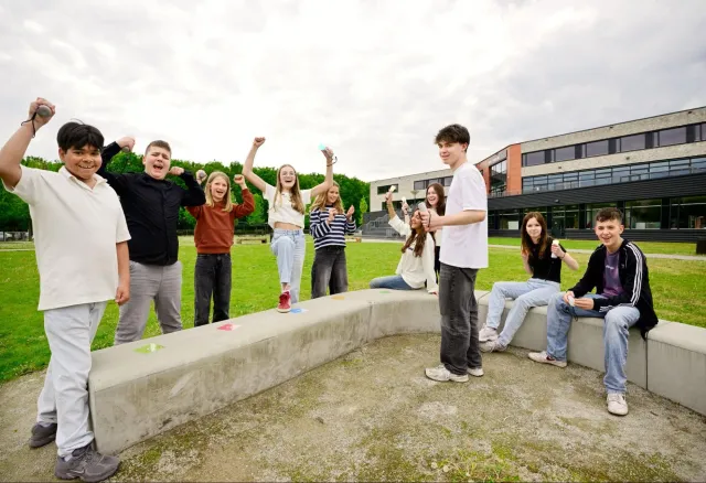 Juichende kinderen met Picoo-controllers op het schoolplein