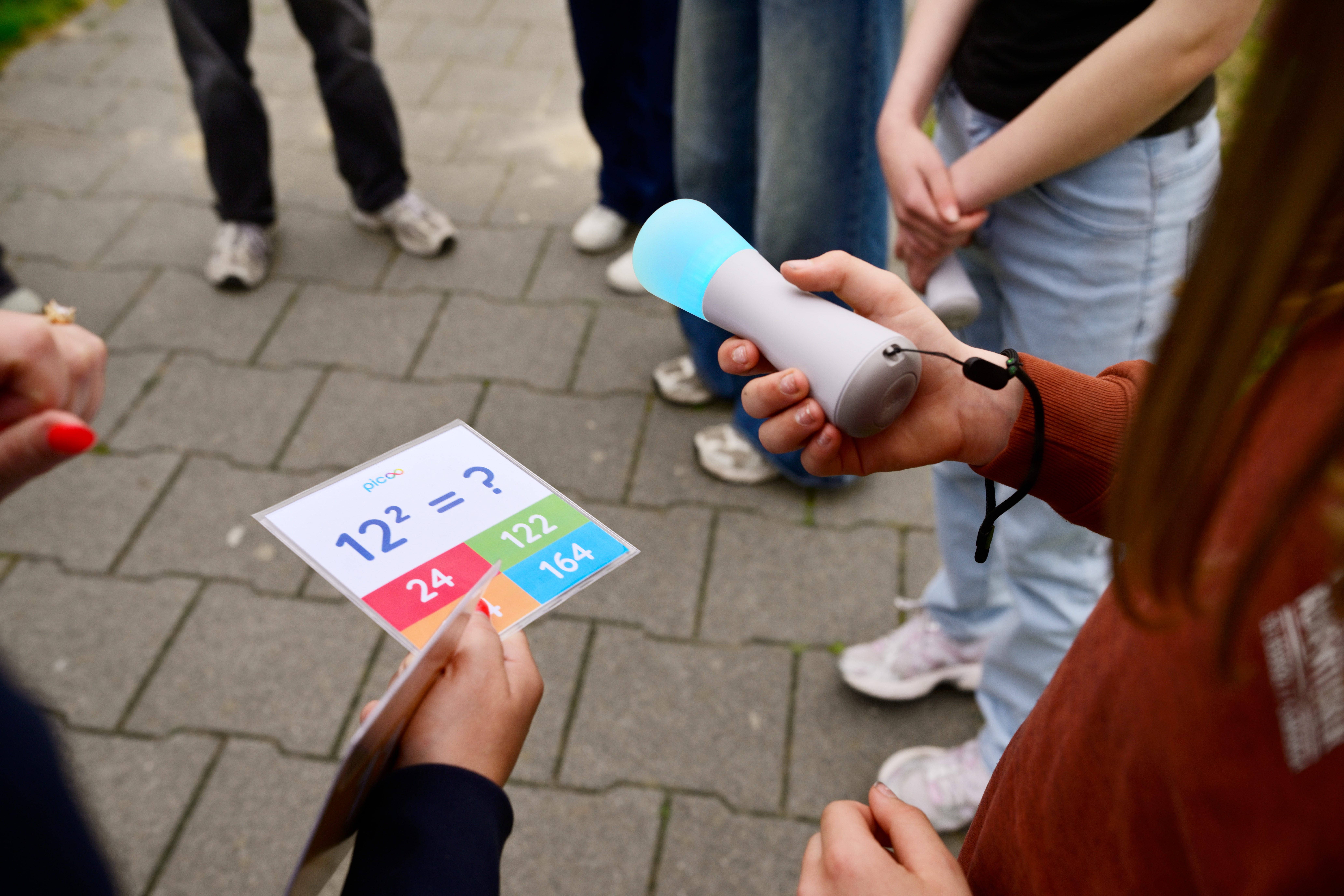 Kinderen gebruiken Picoo bij een rekenspel