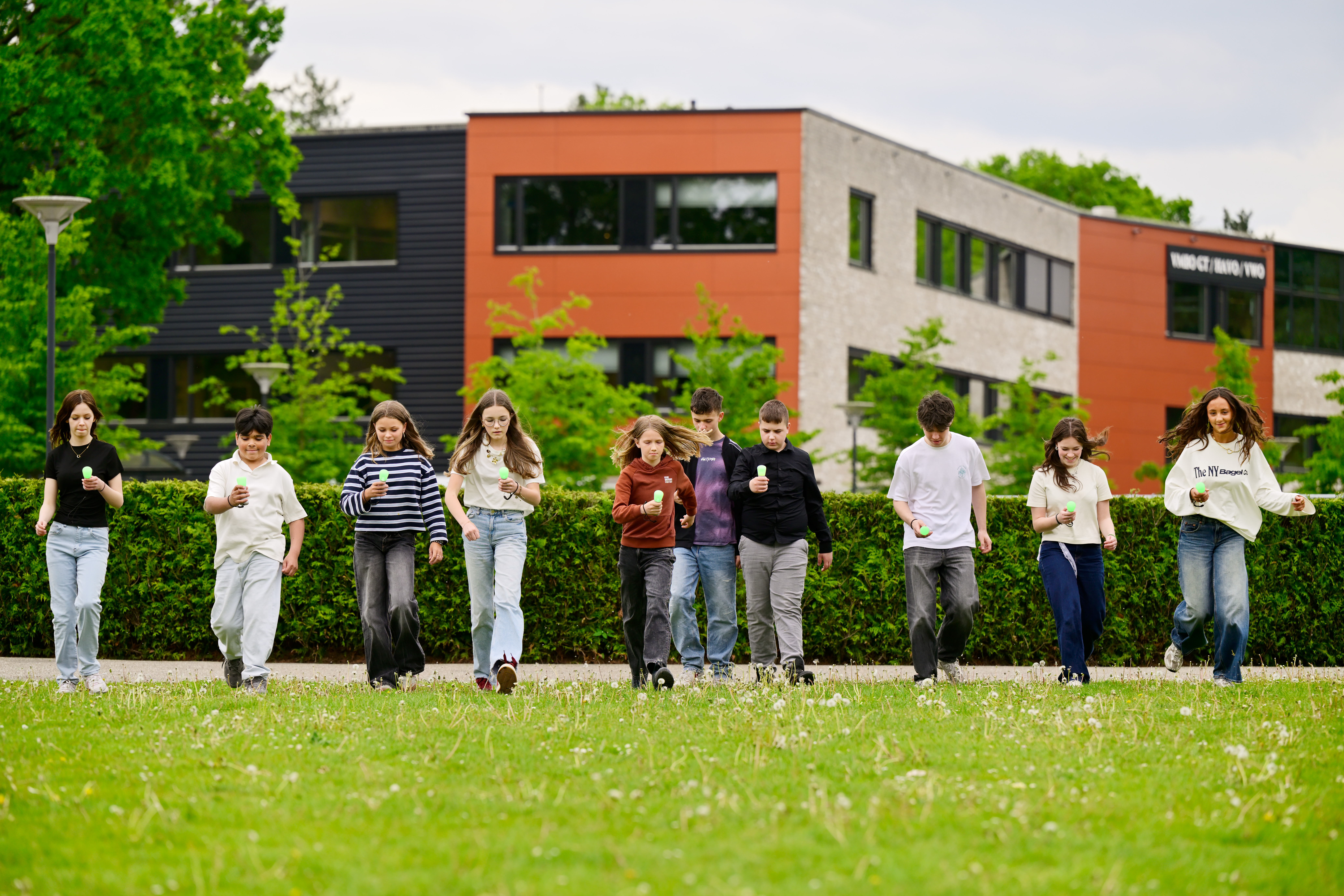 Kinderen lopen buiten met Picoo controllers